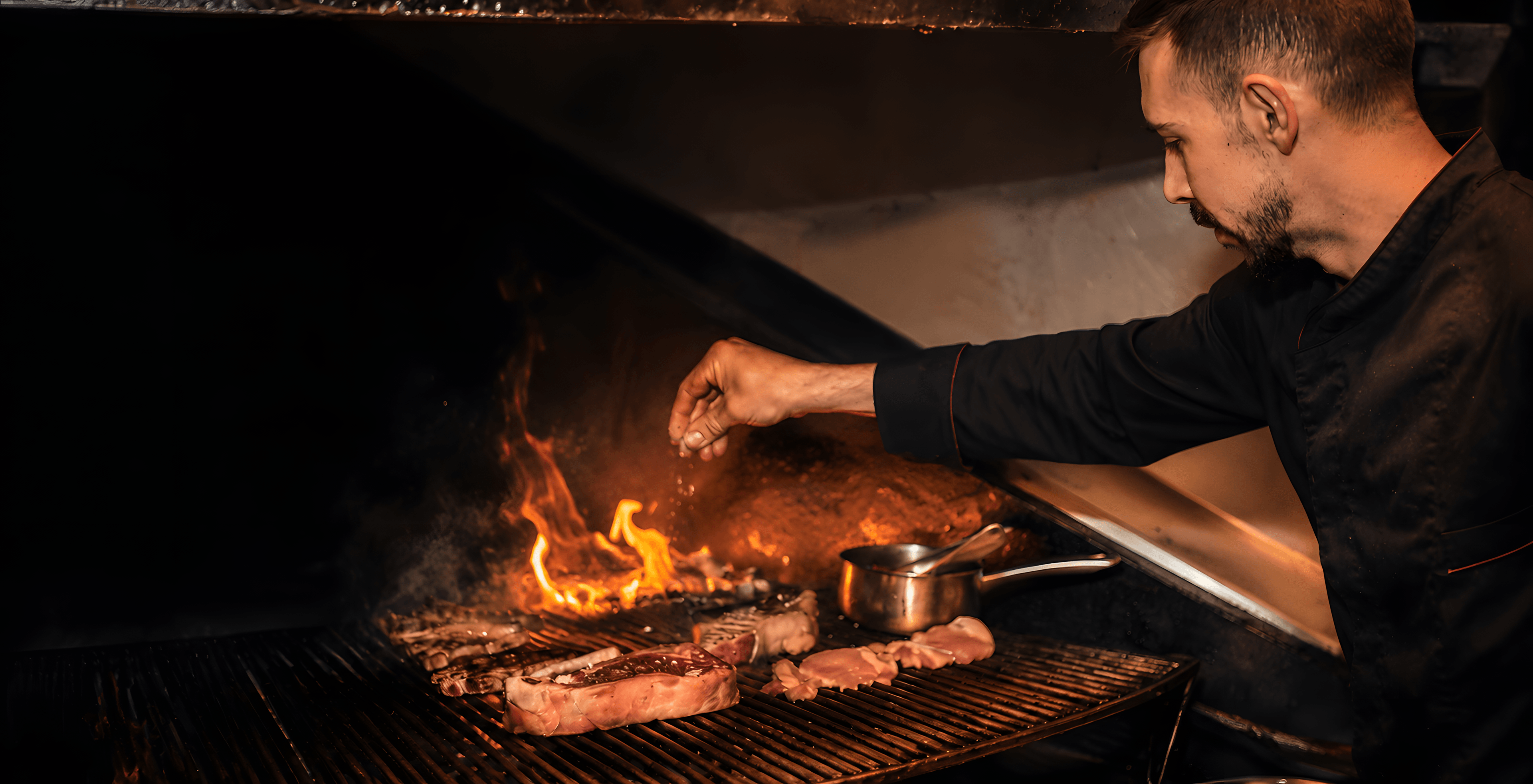 Brasas ardientes de carbón vegetal en la cocina de Brasa Los Cántaros